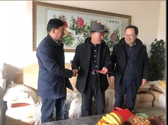 敦煌種業(yè)領(lǐng)導(dǎo)看望慰問(wèn)公司老干部、老黨員及困難黨員職工